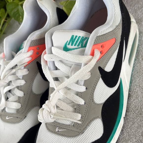 Nike White and Gray Sneakers with Black and Green Highlights - Picture 4 of 8